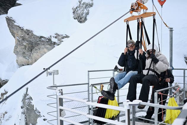 Les Arcs Film Festival - Day Five. FC LES ARCS, FRANCE - DECEMBER 17, Vincent Munier attends his tyrolienne, the zip line during Day five of Les Arcs Film Festival on December 17, 2025 in Les Arcs, France. Photo by Franck Castel ABACAPRESS.COM Les Arcs France  Copyright: xCastelxFranck ABACAx