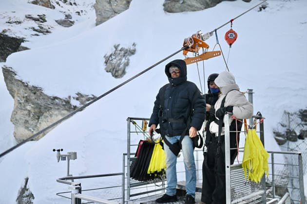 Les Arcs Film Festival - Day Five. FC LES ARCS, FRANCE - DECEMBER 17, Vincent Munier attends his tyrolienne, the zip line during Day five of Les Arcs Film Festival on December 17, 2025 in Les Arcs, France. Photo by Franck Castel ABACAPRESS.COM Les Arcs France  Copyright: xCastelxFranck ABACAx