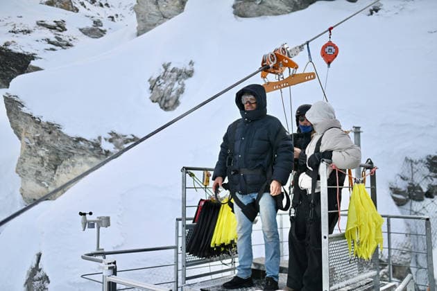 Les Arcs Film Festival - Day Five. FC LES ARCS, FRANCE - DECEMBER 17, Vincent Munier attends his tyrolienne, the zip line during Day five of Les Arcs Film Festival on December 17, 2025 in Les Arcs, France. Photo by Franck Castel ABACAPRESS.COM Les Arcs France  Copyright: xCastelxFranck ABACAx