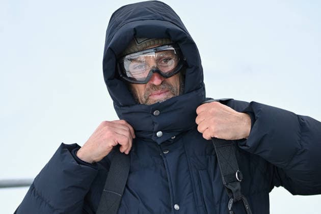 Les Arcs Film Festival - Day Five. FC LES ARCS, FRANCE - DECEMBER 17, Vincent Munier attends his tyrolienne, the zip line during Day five of Les Arcs Film Festival on December 17, 2025 in Les Arcs, France. Photo by Franck Castel ABACAPRESS.COM Les Arcs France  Copyright: xCastelxFranck ABACAx
