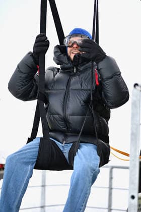 Les Arcs Film Festival - Day Five. FC LES ARCS, FRANCE - DECEMBER 17, Daniel Bruhl attends his tyrolienne, the zip line during Day five of Les Arcs Film Festival on December 17, 2025 in Les Arcs, France. Photo by Franck Castel ABACAPRESS.COM Les Arcs France  Copyright: xCastelxFranck ABACAx