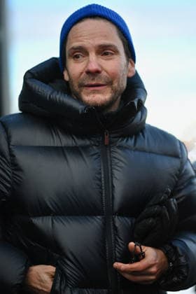Les Arcs Film Festival - Day Five. FC LES ARCS, FRANCE - DECEMBER 17, Daniel Bruhl attends his tyrolienne, the zip line during Day five of Les Arcs Film Festival on December 17, 2025 in Les Arcs, France. Photo by Franck Castel ABACAPRESS.COM Les Arcs France  Copyright: xCastelxFranck ABACAx