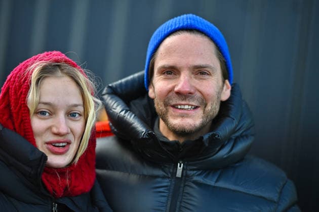 Les Arcs Film Festival - Day Five. FC LES ARCS, FRANCE - DECEMBER 17, Daniel Bruhl , Nadia Tereszkiewicz attends his tyrolienne, the zip line during Day five of Les Arcs Film Festival on December 17, 2025 in Les Arcs, France. Photo by Franck Castel ABACAPRESS.COM Les Arcs France  Copyright: xCastelxFranck ABACAx