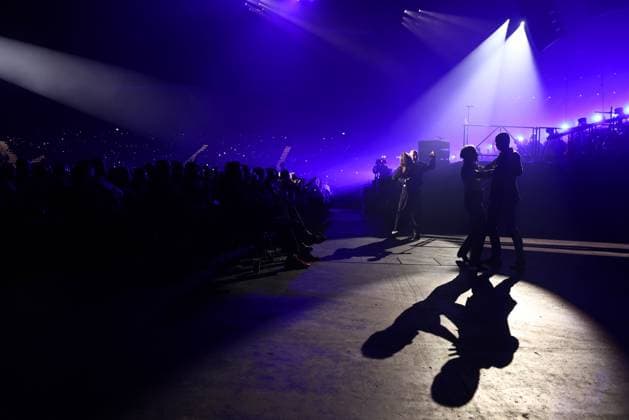 Night of the Proms Erfurt 16.12.2025, Erfurt, Messehalle, Night of the Proms - Klassik trifft Pop - mit musikalischer Untermalung des Antwerp Philharmonic Orchestra unter der Leitung von Dirigentin Alexandra Arrieche treten grosse Kuenstler auf und begeistern das Publikum im Bild: es wird getanzt bei klassischer Musik, das Licht wirft lange Schatten