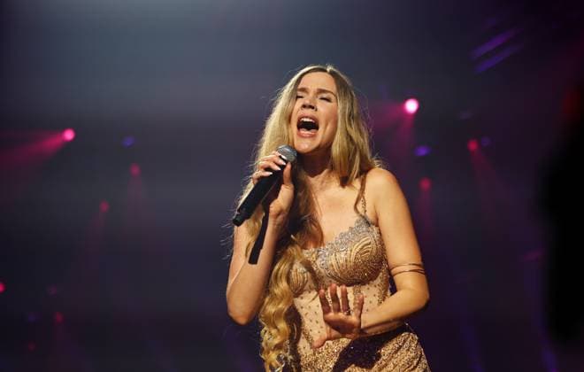 Night of the Proms Erfurt 16.12.2025, Erfurt, Messehalle, Night of the Proms - Klassik trifft Pop - mit musikalischer Untermalung des Antwerp Philharmonic Orchestra unter der Leitung von Dirigentin Alexandra Arrieche treten grosse Kuenstler auf und begeistern das Publikum im Bild: Soul-Pop-Saengerin Joss Stone (buergerlich Joscelyn Eve Stoker)