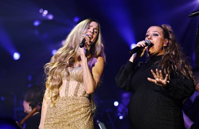 Night of the Proms Erfurt 16.12.2025, Erfurt, Messehalle, Night of the Proms - Klassik trifft Pop - mit musikalischer Untermalung des Antwerp Philharmonic Orchestra unter der Leitung von Dirigentin Alexandra Arrieche treten grosse Kuenstler auf und begeistern das Publikum im Bild: Soul-Pop-Saengerin Joss Stone (buergerlich Joscelyn Eve Stoker) und Michelle Oudeman