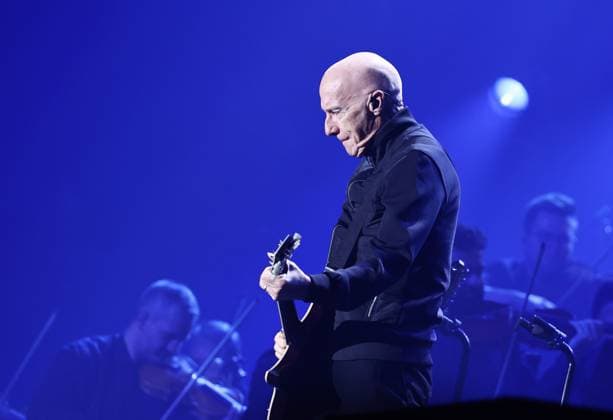 Night of the Proms Erfurt 16.12.2025, Erfurt, Messehalle, Night of the Proms - Klassik trifft Pop - mit musikalischer Untermalung des Antwerp Philharmonic Orchestra unter der Leitung von Dirigentin Alexandra Arrieche treten grosse Kuenstler auf und begeistern das Publikum im Bild: Midge Ure