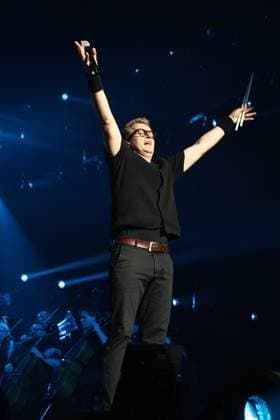 Night of the Proms Erfurt 16.12.2025, Erfurt, Messehalle, Night of the Proms - Klassik trifft Pop - mit musikalischer Untermalung des Antwerp Philharmonic Orchestra unter der Leitung von Dirigentin Alexandra Arrieche treten grosse Kuenstler auf und begeistern das Publikum im Bild: Safri Duo, hier Uffe Savery
