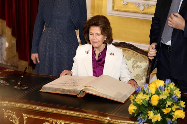 Königin Silvia von Schweden beim Eintrag ins Gästebuch anlässlich der Verleihung der Bayerischen Staatsmedaille für soziale Verdienste an Königin Silvia von Schweden in der Residenz. München, 17.12.2025