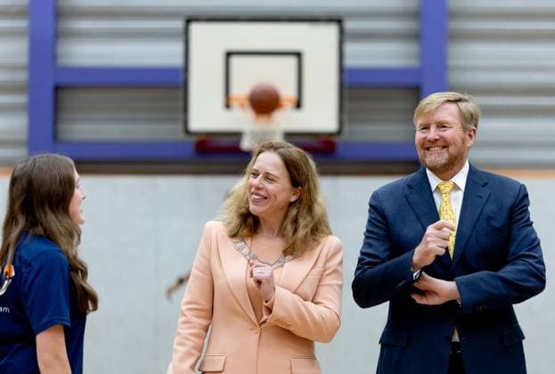ROTTERDAM - King Willem-Alexander and Rotterdam Mayor Carola Schouten visited the Thorbecke Talent School during a working visit to the Prins Alexander district. The visit focused on the contribution of residents, volunteers, and professionals to the neighborhood s quality of life, talent development, and social cohesion. ANP IRIS VAN DEN BROEK netherlands out - belgium out  Copyright: xx x545134813x originalFilename: 545134813.jpg