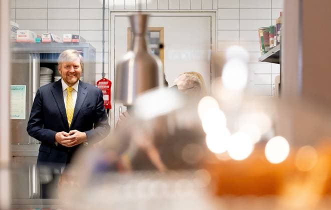 ROTTERDAM - King Willem-Alexander visits the Prinsenhof community center during a working visit to the Prins Alexander district. The visit focuses on the contribution of residents, volunteers, and professionals to the neighborhood s quality of life, talent development, and social cohesion. ANP IRIS VAN DEN BROEK netherlands out - belgium out  Copyright: xx x545135096x originalFilename: 545135096.jpg