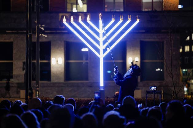 News Bilder des Tages Chabad Libovitch arrangerer hanukkah-lystenning Oslo 20251217. Hanukkah-lystenning arrangert av den jodiske organisasjonen Chabad Libovitch pa Radhusplassen onsdag kveld. Foto: Jonas Been Henriksen NTB Oslo Norge bqTnhnDO5XM EDITORIAL USE ONLY Ref:bqTnhnDO5XM.jpg *** Chabad Libovitch arranges Hanukkah candle lighting Oslo 20251217 Hanukkah candle lighting arranged by the Jewish organization Chabad Libovitch at Radhusplassen on Wednesday evening Photo Jonas Been Henriksen NTB Oslo Norway bqTnhnDO5XM EDITORIAL USE ONLY Ref bqTnhnDO5XM jpg  Copyright: xJonasxBeenxHenriksenx xNTBx