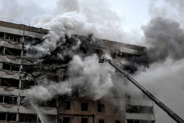 News Bilder des Tages A firefighter uses an aerial ladder to suppress a fire in an apartment block hit by a Russian guided aerial bomb, Zaporizhzhia, Ukraine, December 17, 2025. (Photo by Dmytro Smolienko Ukrinform) Russian guided bomb strikes apartment block in Zaporizhzhia  Copyright: xDmytroxSmolienkox