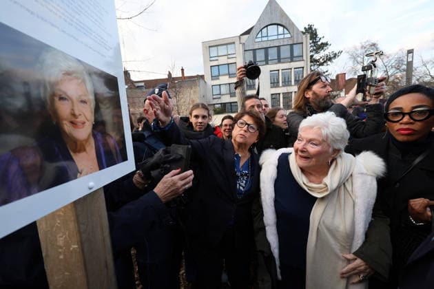 Line Renaud, 97, inaugurated a public garden bearing her name in Lille, France, on Wednesday, December 17, 2025 Claude Dubourg Bestimage French singer, revue leader and actress Line Renaud, 97, inaugurated a public garden bearing her name in Lille, France, on Wednesday, December 17, 2025 Lille France Copyright: xClaudexDubourgx xBestimagexClaudexDubourgx xBestimagex