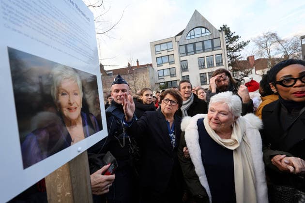 Line Renaud, 97, inaugurated a public garden bearing her name in Lille, France, on Wednesday, December 17, 2025 Claude Dubourg Bestimage French singer, revue leader and actress Line Renaud, 97, inaugurated a public garden bearing her name in Lille, France, on Wednesday, December 17, 2025 Lille France Copyright: xClaudexDubourgx xBestimagexClaudexDubourgx xBestimagex