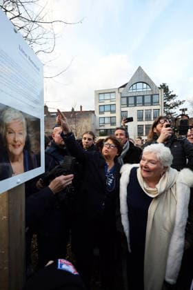 Line Renaud, 97, inaugurated a public garden bearing her name in Lille, France, on Wednesday, December 17, 2025 Claude Dubourg Bestimage French singer, revue leader and actress Line Renaud, 97, inaugurated a public garden bearing her name in Lille, France, on Wednesday, December 17, 2025 Lille France Copyright: xClaudexDubourgx xBestimagexClaudexDubourgx xBestimagex