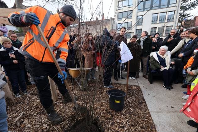 Line Renaud, 97, inaugurated a public garden bearing her name in Lille, France, on Wednesday, December 17, 2025 Claude Dubourg Bestimage French singer, revue leader and actress Line Renaud, 97, inaugurated a public garden bearing her name in Lille, France, on Wednesday, December 17, 2025 Lille France Copyright: xClaudexDubourgx xBestimagexClaudexDubourgx xBestimagex