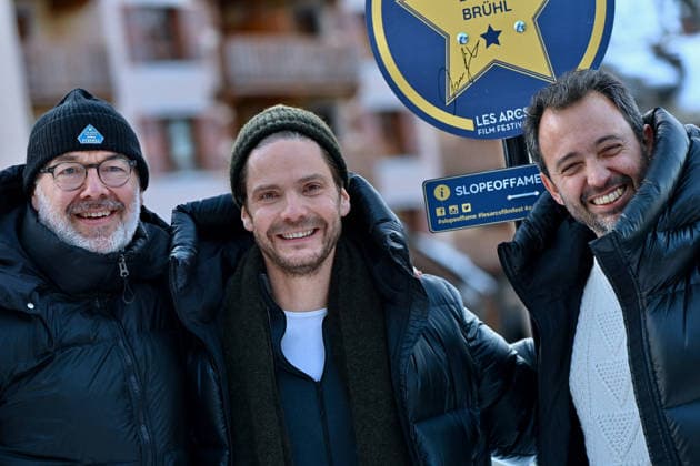 Les Arcs Film Festival - Day Five. FC LES ARCS, FRANCE - DECEMBER 17: Guillaume Calop, Daniel Bruhl and Pierre-Emmanuel Fleurantin attend his Slope Of Fame sign unveiling during Day Five of Les Arcs Film Festival on December 17, 2025 in Les Arcs, France. . Photo by Franck Castel ABACAPRESS.COM Les Arcs France  Copyright: xCastelxFranck ABACAx