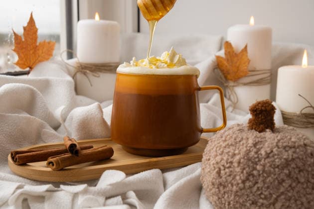Herbst hygge Orange Tasse warmen Kaffee Herbst Blätter auf dem Tisch gegen Regentropfen laufen das Glas in Fenster. Gemütliche Herbst Stillleben Bildmaterial brennende Kerzen. Thanksgiving und Halloween Urlaub Herbst hygge Orange Tasse warmen Kaffee Herbst Blätter auf dem Tisch gegen Regentropfen laufen das Glas in Fenster. Gemütliche Herbst Stillleben Bildmaterial brennende Kerzen. Thanksgiving und Halloween Urlaub (License=RF) Copyright: xZoonar.com AnastasiiaxYanishevskax 24315730