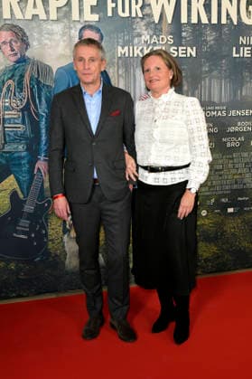 Thomas Ostrup Moller mit Begleitung bei der Premiere des Kinofilms Therapie für Wikinger im Kino im Delphi-Filmpalast. Berlin, 17.12.2025