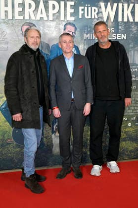 Mads Mikkelsen, Thomas Ostrup Moller und Anders Thomas Jensen bei der Premiere des Kinofilms Therapie für Wikinger im Kino im Delphi-Filmpalast. Berlin, 17.12.2025