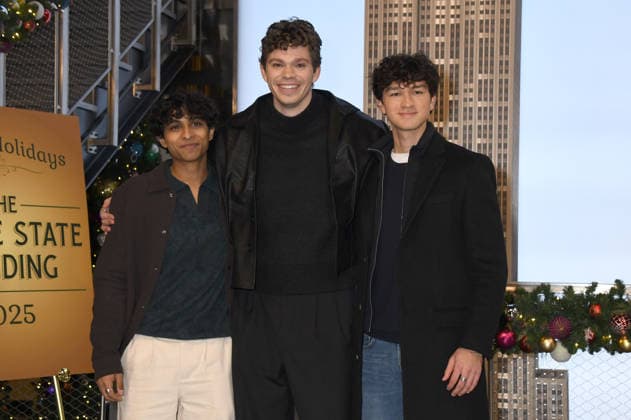 Entertainment Bilder des Tages NEW YORK, NY- DECEMBER 17: Aryan Simhadri, Daniel Diemer and Charlie Bushnell pictured at The Empire State Building celebrating season 2 of Percy Jackson and the Olympians on Disney+ and Hulu on December 17, 2025 in New York City. Copyright: xMediaPunchx