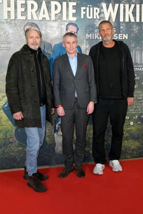 Mads Mikkelsen, Thomas Ostrup Moller und Anders Thomas Jensen bei der Premiere des Kinofilms Therapie für Wikinger im Kino im Delphi-Filmpalast. Berlin, 17.12.2025