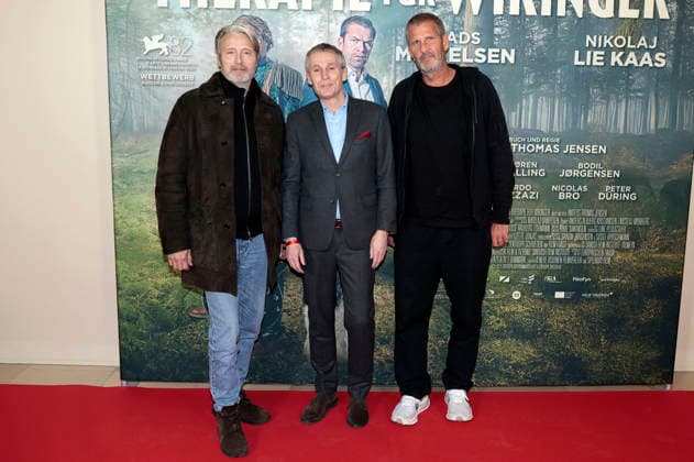 Mads Mikkelsen, Thomas Ostrup Moller und Anders Thomas Jensen bei der Premiere des Kinofilms Therapie für Wikinger Den sidste viking The Last Viking im Kino im Delphi-Filmpalast. Berlin, 17.12.2025