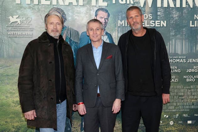 Mads Mikkelsen, Thomas Ostrup Moller und Anders Thomas Jensen bei der Premiere des Kinofilms Therapie für Wikinger Den sidste viking The Last Viking im Kino im Delphi-Filmpalast. Berlin, 17.12.2025