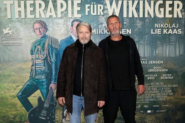 Mads Mikkelsen und Anders Thomas Jensen bei der Premiere des Kinofilms Therapie für Wikinger Den sidste viking The Last Viking im Kino im Delphi-Filmpalast. Berlin, 17.12.2025