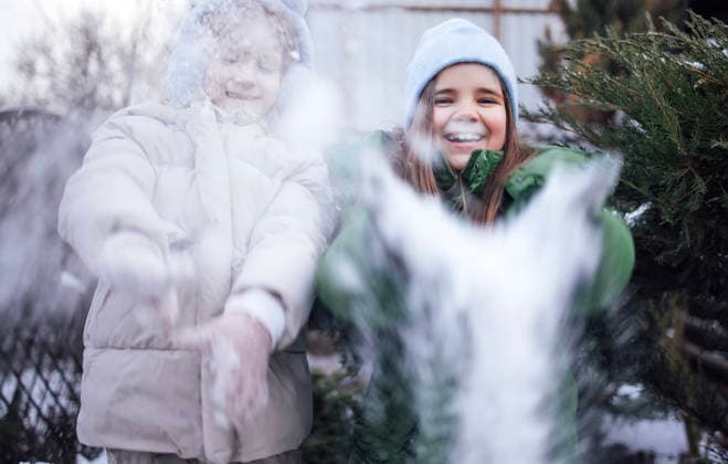 Zwei fröhliche Kinder, eines in einem hellen Mantel und das andere in einer grünen Jacke, spielen im Schnee, werfen Schneeflocken in die Luft und fangen die Essenz von Winterspaß und Glück ein Zwei fröhliche Kinder, eines in einem hellen Mantel und das andere in einer grünen Jacke, spielen im Schnee, werfen Schneeflocken in die Luft und fangen die Essenz von Winterspaß und Glück ein (License=RF) ,model released, Symbolfoto Copyright: xZoonar.com DashaxPetrenkox 24335208 ,model released, Symbolfoto ,property released