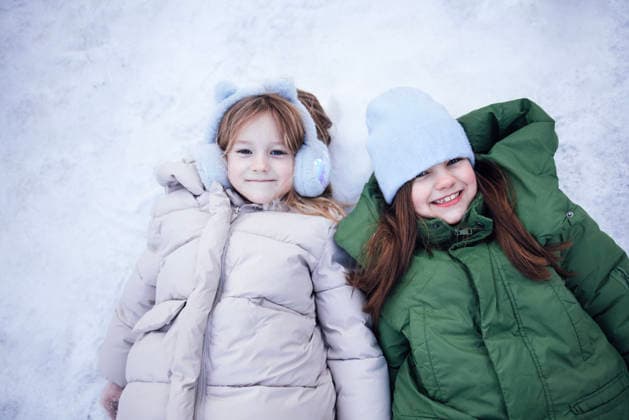 Zwei junge Mädchen, eines in einer leichten Pufferjacke und Ohrenschützern, das andere in einem grünen Mantel, liegen im Schnee, genießen den Winterspaß und schaffen gemeinsam fröhliche Erinnerungen Zwei junge Mädchen, eines in einer leichten Pufferjacke und Ohrenschützern, das andere in einem grünen Mantel, liegen im Schnee, genießen den Winterspaß und schaffen gemeinsam fröhliche Erinnerungen (License=RF) ,model released, Symbolfoto Copyright: xZoonar.com DashaxPetrenkox 24335219 ,model released, Symbolfoto ,property released
