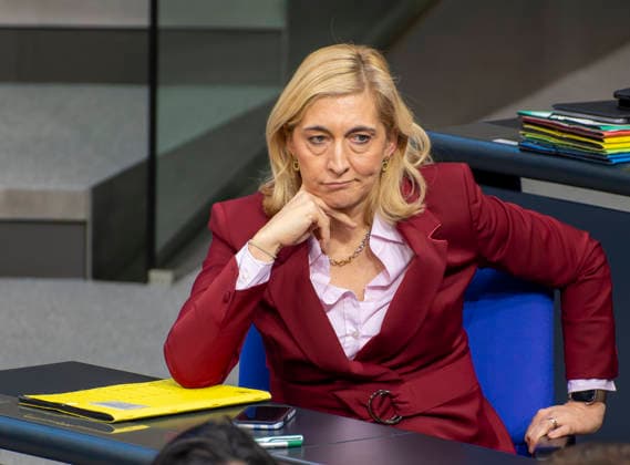RECORD DATE NOT STATED Nina Warken EUR, Deutschland, Berlin: 17.12.2025: Nina Warken (CDU), Bundesministerin für Gesundheit verfolgt die Regierungserklärung von Bundeskanzler Friedrich Merz (CDU). *** Nina Warken EUR, Germany, Berlin 17 12 2025 Nina Warken CDU , Federal Minister of Health follows the government statement by Federal Chancellor Friedrich Merz CDU