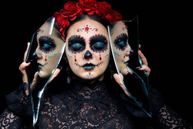 Halloween Schönheit Porträt der Frau mit Santa Muerte Make-up. Weiblich mit einer Scherbe Spiegel in den Händen Halloween beauty portrait of woman with Santa Muerte makeup. Female with a shards of mirror in hands. Face reflection in mirror splinter. Make-up with rhinestones and paint. Eyes closed. (License=RF) ,model released, Symbolfoto Copyright: xZoonar.com SergxZastavkinx(SergeyxPristyazhx 24343316 ,model released, Symbolfoto ,property released