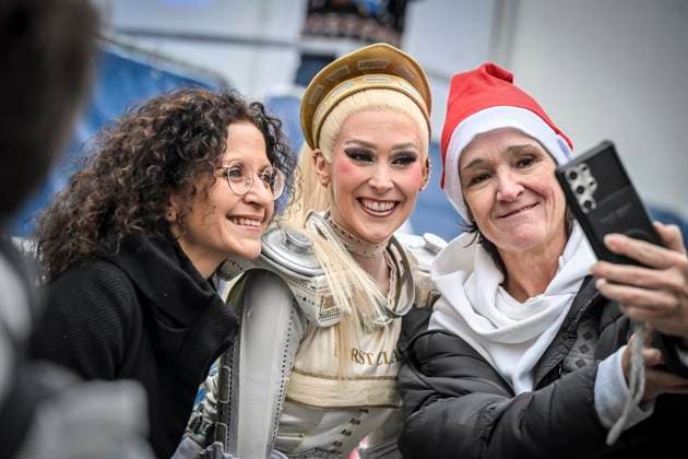 Weihnachtswunder1712: Das Weihnachtswunder am Tag 5 auf dem Burgplatz. Die vier Moderatoren Sabine Heinrich, Steffi Neu, Jan Malte Andresen und Thomas Bug moderieren das Weihnachtswunder für den WDR. Immer steht mindestens einer von ihnen am Mikrofon und nimmt Musikwünsche gegen eine Spende entgegen. Das Weihnachtswunder wird vom Burgplatz in der Essener Innenstadt übertragen. ** NUR FÜR REDAKTIONELLE ZWECKE ** EDITORIAL USE ONLY **<p>Publikum auf dem Burgplatz am Mittwoch, dem 17. Dezember 2025. Das Weihnachtswunder am Mittwoch auf dem Burgplatz am Tag 5. Die vier Moderatoren Sabine Heinrich, Steffi Neu, Jan Malte Andresen und Thomas Bug moderieren das Weihnachtswunder für den WDR. Immer steht mindestens einer von ihnen am Mikrofon Copyright: KerstinxKokoska doc83qhl6lspc61bfaa012vo ,EDITORIAL USE ONLY