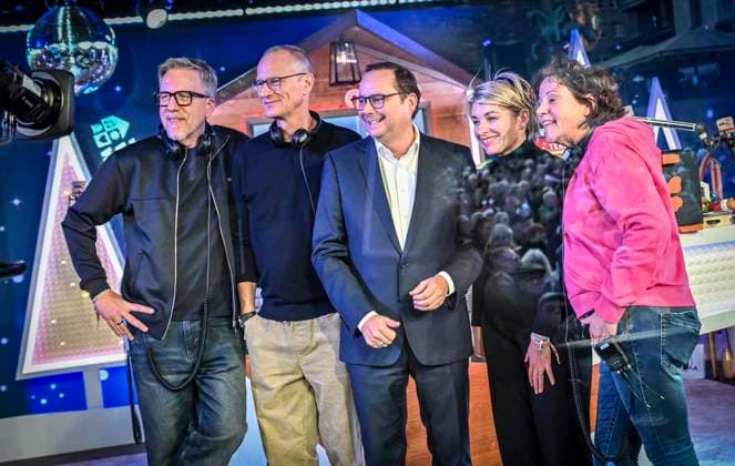 Weihnachtswunder1712: Das Weihnachtswunder am Tag 5 auf dem Burgplatz. Die vier Moderatoren Sabine Heinrich, Steffi Neu, Jan Malte Andresen und Thomas Bug moderieren das Weihnachtswunder für den WDR. Immer steht mindestens einer von ihnen am Mikrofon und nimmt Musikwünsche gegen eine Spende entgegen. Das Weihnachtswunder wird vom Burgplatz in der Essener Innenstadt übertragen. ** NUR FÜR REDAKTIONELLE ZWECKE ** EDITORIAL USE ONLY **<p>OB Thomas Kufen im Glashaus von ihnen am Mikrofon und nimmt Musikwünsche gegen eine Spende entgegen. Das Weihnachtswunder wird vom Burgplatz in der Essener Innenstadt übertragen. Deutschland NRW Essen Copyright: KerstinxKokoska