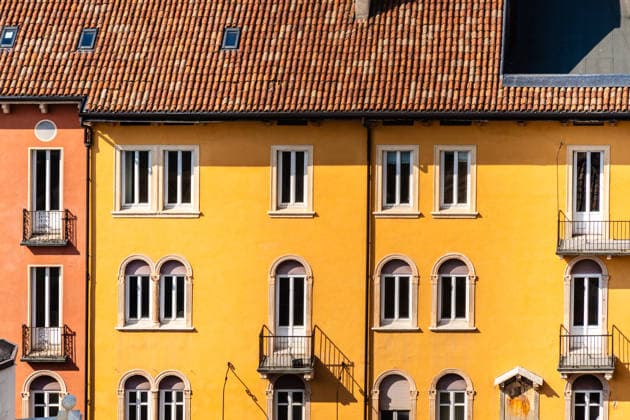 Bunte Gebäude mit Ziegeldächern in Verona, Italien, an einem sonnigen Tag. Bunte Gebäude mit Ziegeldächern in Verona, Italien, an einem sonnigen Tag. (License=RF) Copyright: xZoonar.com JuanxJimenezx 24335261