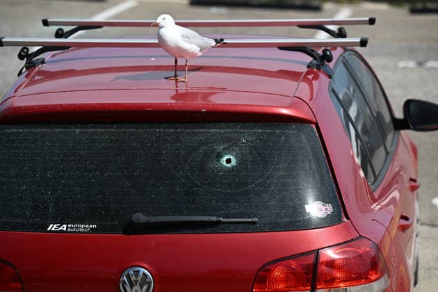 News Bilder des Tages BONDI BEACH SHOOTING, A bullet hole is seen on a car as Archer Park and the footbridge are reopened to the public at Bondi Beach in Sydney, Thursday, December 18, 2025. Australia is in mourning after gunmen opened fire on Bondi Beach, killing 15 people in an attack designed to target the Jewish community. ( NO ARCHIVING Sydney New South Wales Australia  Copyright: xDANxHIMBRECHTSx 20251218141409439522