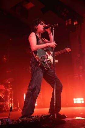 Mikaela Mullaney Straus alias King Princess bei einem Konzert im Astra Kulturhaus in Berlin, 17. Dezember 2025. King Princess Konzert Berlin