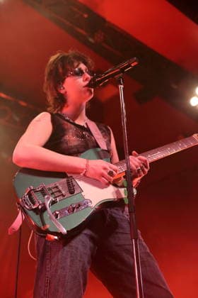 Mikaela Mullaney Straus alias King Princess bei einem Konzert im Astra Kulturhaus in Berlin, 17. Dezember 2025. King Princess Konzert Berlin