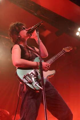 Mikaela Mullaney Straus alias King Princess bei einem Konzert im Astra Kulturhaus in Berlin, 17. Dezember 2025. King Princess Konzert Berlin