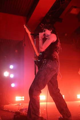 Mikaela Mullaney Straus alias King Princess bei einem Konzert im Astra Kulturhaus in Berlin, 17. Dezember 2025. King Princess Konzert Berlin
