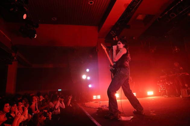Mikaela Mullaney Straus alias King Princess bei einem Konzert im Astra Kulturhaus in Berlin, 17. Dezember 2025. King Princess Konzert Berlin