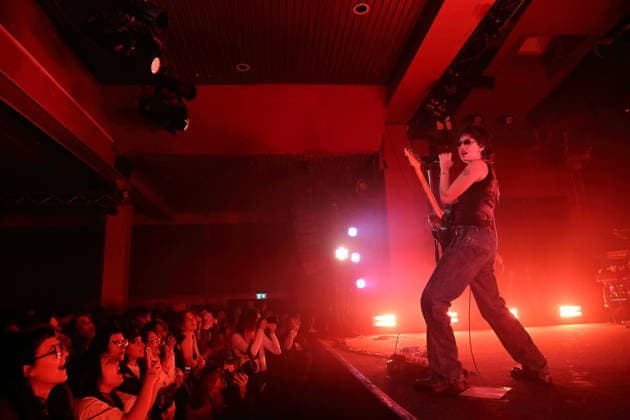 Mikaela Mullaney Straus alias King Princess bei einem Konzert im Astra Kulturhaus in Berlin, 17. Dezember 2025. King Princess Konzert Berlin