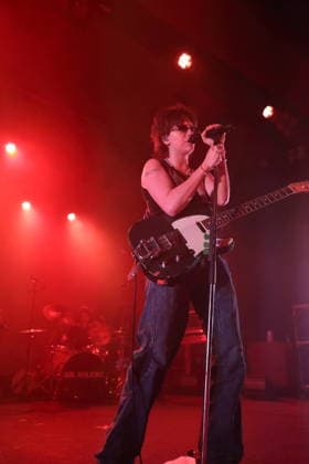 Mikaela Mullaney Straus alias King Princess bei einem Konzert im Astra Kulturhaus in Berlin, 17. Dezember 2025. King Princess Konzert Berlin