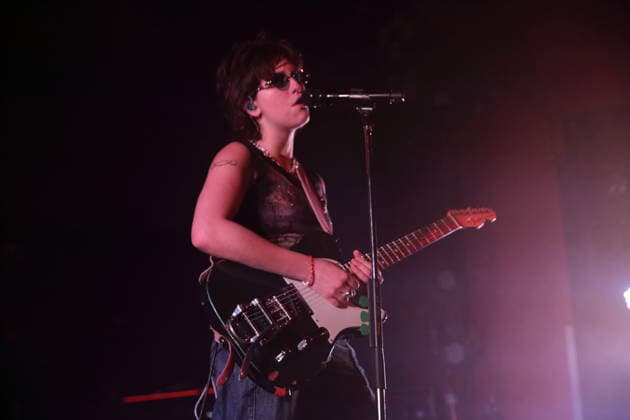 Mikaela Mullaney Straus alias King Princess bei einem Konzert im Astra Kulturhaus in Berlin, 17. Dezember 2025. King Princess Konzert Berlin