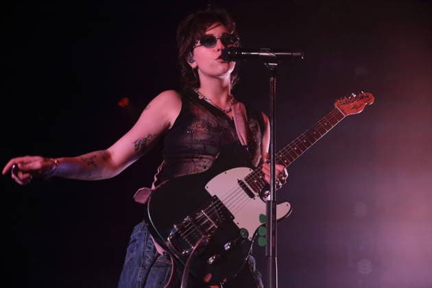Mikaela Mullaney Straus alias King Princess bei einem Konzert im Astra Kulturhaus in Berlin, 17. Dezember 2025. King Princess Konzert Berlin