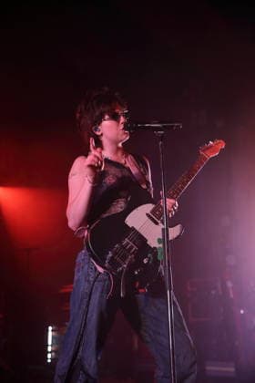 Mikaela Mullaney Straus alias King Princess bei einem Konzert im Astra Kulturhaus in Berlin, 17. Dezember 2025. King Princess Konzert Berlin