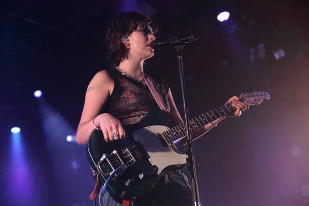 Mikaela Mullaney Straus alias King Princess bei einem Konzert im Astra Kulturhaus in Berlin, 17. Dezember 2025. King Princess Konzert Berlin