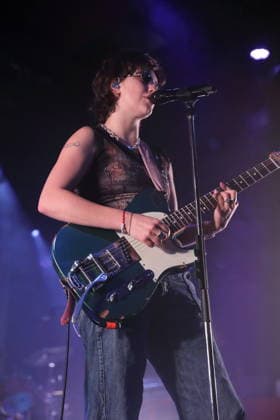 Mikaela Mullaney Straus alias King Princess bei einem Konzert im Astra Kulturhaus in Berlin, 17. Dezember 2025. King Princess Konzert Berlin